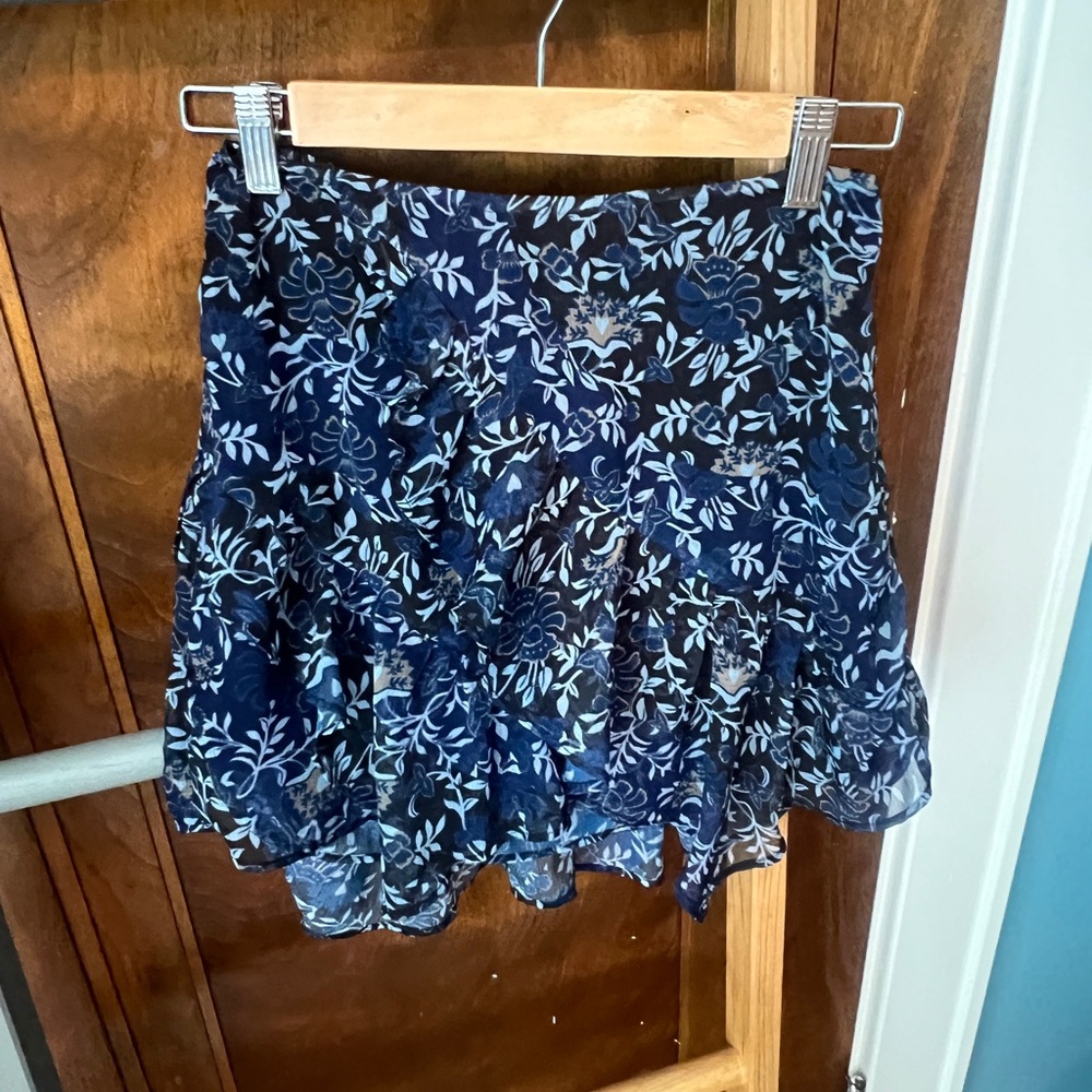 FREE PEOPLE “Sammy” Mini Skirt Size XS Tag removed but never worn- Chiffon style